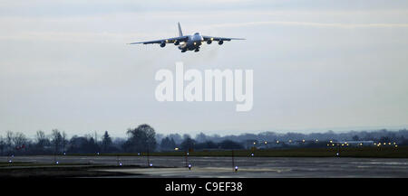 Un-124 cargo aereo atterra all aeroporto di Pardubice, Repubblica Ceca, 7 dicembre 2011. (CTK foto/Alexandra Mlejnkova) Foto Stock