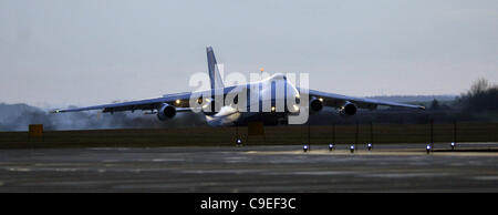 Un-124 cargo aereo atterra all aeroporto di Pardubice, Repubblica Ceca, 7 dicembre 2011. (CTK foto/Alexandra Mlejnkova) Foto Stock