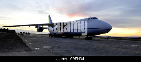 Un-124 cargo aereo atterra all aeroporto di Pardubice, Repubblica Ceca, 7 dicembre 2011. (CTK foto/Alexandra Mlejnkova) Foto Stock