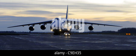 Un-124 cargo aereo atterra all aeroporto di Pardubice, Repubblica Ceca, 7 dicembre 2011. (CTK foto/Alexandra Mlejnkova) Foto Stock