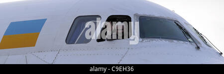 Un-124 cargo aereo atterra all aeroporto di Pardubice, Repubblica Ceca, 7 dicembre 2011. (CTK foto/Alexandra Mlejnkova) Foto Stock