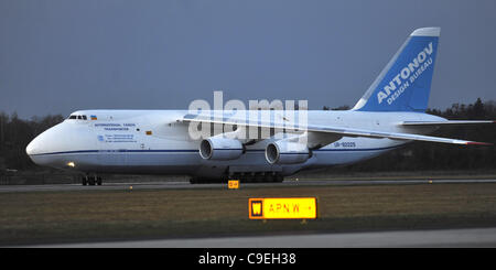 Un-124 cargo aereo atterra all aeroporto di Pardubice, Repubblica Ceca, 7 dicembre 2011. (CTK foto/Alexandra Mlejnkova) Foto Stock