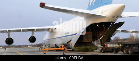 Un-124 cargo aereo atterra all aeroporto di Pardubice, Repubblica Ceca, 7 dicembre 2011. (CTK foto/Alexandra Mlejnkova) Foto Stock