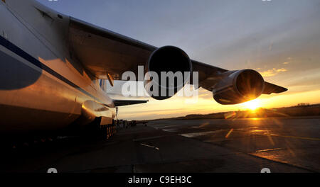 Un-124 cargo aereo atterra all aeroporto di Pardubice, Repubblica Ceca, 7 dicembre 2011. (CTK foto/Alexandra Mlejnkova) Foto Stock