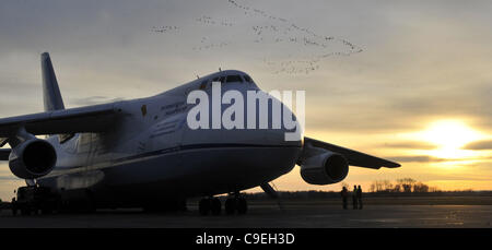 Un-124 cargo aereo atterra all aeroporto di Pardubice, Repubblica Ceca, 7 dicembre 2011. (CTK foto/Alexandra Mlejnkova) Foto Stock