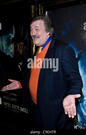 Stephen Fry assiste la Comunità Premiere di Sherlock Holmes: un gioco di ombre all'Impero, Leicester Square giovedì 8 dicembre 2011. Persone nella foto: Stephen Fry. Foto di Julie Edwards Foto Stock