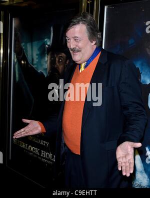 Stephen Fry assiste la Comunità Premiere di Sherlock Holmes: un gioco di ombre all'Impero, Leicester Square giovedì 8 dicembre 2011. Persone nella foto: Stephen Fry. Foto di Julie Edwards Foto Stock