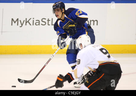 8 dicembre 2011 - Saint Louis, Missouri, Stati Uniti - San Louis Blues ala sinistra David Perron (57) in azione durante una partita di NHL tra Anaheim Ducksand il St. Louis Blues al Scottrade Center di Saint Louis, Missouri. (Credito Immagine: © Scott Kane/Southcreek/ZUMAPRESS.com) Foto Stock