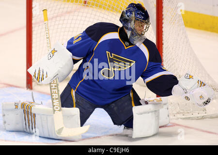 8 dicembre 2011 - Saint Louis, Missouri, Stati Uniti - San Louis Blues goalie Jaroslav Holak (41) in azione durante una partita di NHL tra Anaheim Ducksand il St. Louis Blues al Scottrade Center di Saint Louis, Missouri. (Credito Immagine: © Scott Kane/Southcreek/ZUMAPRESS.com) Foto Stock