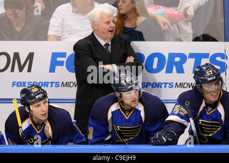 8 dicembre 2011 - Saint Louis, Missouri, Stati Uniti - San Louis Blues head coach Ken Hitchcock orologi l'azione durante una partita di NHL tra Anaheim Ducksand il St. Louis Blues al Scottrade Center di Saint Louis, Missouri. (Credito Immagine: © Scott Kane/Southcreek/ZUMAPRESS.com) Foto Stock