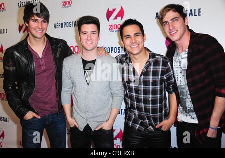 James Maslow, Logan Henderson, Carlos Pena Jr, Kendall Schmidt, Big Time Rush di presenze per Z100's Jingle Ball 2011 Concerto, Madison Square Garden (MSG), New York, NY Dicembre 9, 2011. Foto di: Gregorio T. Binuya/Everett Collection Foto Stock