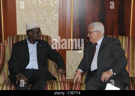 10 dicembre 2011 - Qata, Doha - il presidente palestinese Mahmoud Abbas (Abu Mazen), incontra il presidente somalo, Sharif Sheikh Ahmed, nella capitale del Qatar Doha il 10 dicembre 2011. Foto di Thaer Ganaim (immagine di credito: © Thaer Ganaim Apaimages/APA Images/ZUMAPRESS.com) Foto Stock