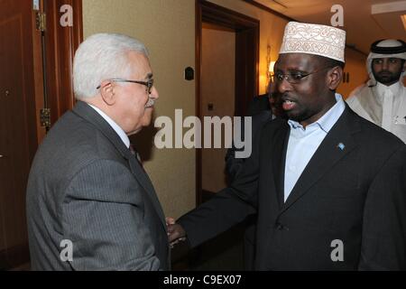 Dic. 10, 2011 - Agenda di Doha, Qatar - il presidente palestinese Mahmoud Abbas (Abu Mazen) incontra il Presidente somalo SHARIF Sheikh Ahmed in Qatar capitale Doha. (Credito Immagine: © Thaer Ganaim APA/images/ZUMAPRESS.com) Foto Stock