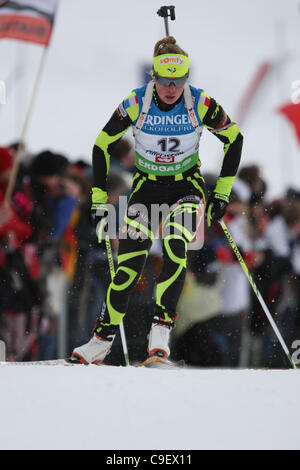 10/12/2011, Hochfilzen in Austria. DORIN HABERT Marie (FRA) in azione durante la gara di inseguimento della Coppa del Mondo di Biathlon - Stadio 2 - inseguimento femminile Foto Stock