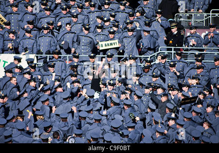 Dic. 10, 2011 - Landover, Maryland, Stati Uniti d'America - Esercito esercito cadetti tifo nel supporto alla fine del primo trimestre del 112versione di questa rivalità piani Sabato, Dicembre 10, 2011 a Fed Ex campo in Landover Md. ....Navy impostare il tono all'inizio del gioco come sconfitte della marina militare esercito 31-17 in f Foto Stock