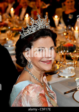 La cena di gala in onore del Premi Nobel nella Sala blu nel Municipio di Stoccolma sabato 10 dicembre 2011. Regina Silvia di Svezia al tavolo principale. Foto Stock