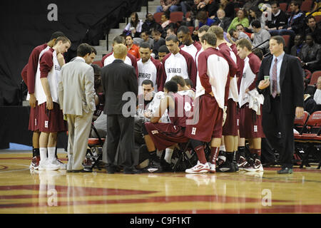 Dic. 10, 2011 - Boston, Massachusetts, STATI UNITI - Scene di Harvard 76-52 della vittoria su Boston University su dicembre 10, 2011 a Agganis Arena di Boston, Massachusets. (Credito Immagine: © Bob Mayberger/eclipse/ZUMAPRESS.com) Foto Stock