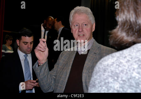 Ex Presidente degli Stati Uniti Bill Clinton parla alla stampa durante la firma del suo nuovo libro torna al lavoro nella sua città natale in libreria Chappaqua New York. Circa 500 persone hanno partecipato all'evento venerdì 9 dicembre, 2011. Foto Stock