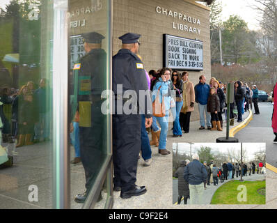 Venerdì 9 dicembre 2011, a 5:10 EST, l'ultimo di una folla di circa 500 partecipanti attende in linea al di fuori della Libreria Chappaqua per avere la possibilità di incontrare ex presidente degli Stati Uniti Bill Clinton e fargli firmare una copia del suo nuovo libro, torna al lavoro. Il riquadro mostra la folla intorno al angolo. Foto Stock