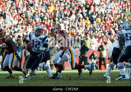 Dic. 11, 2011 - Landover, Maryland, Stati Uniti d'America - NFL di azione di gioco, Landover Md; New England Patriots quarterback Tom Brady (12) è forzato fuori della tasca..punteggio finale i patrioti 34 Redskins 27 (Credito Immagine: © Roland Pintilie/Southcreek/ZUMAPRESS.com) Foto Stock