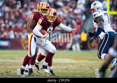 Dic. 11, 2011 - Landover, Maryland, Stati Uniti d'America - NFL di azione di gioco, Landover Md; Washington Redskins quarterback Rex Grossman (8) proteggere la sfera come egli è in procinto di essere licenziato..punteggio finale i patrioti 34 Redskins 27 (Credito Immagine: © Roland Pintilie/Southcreek/ZUMAPRESS.com) Foto Stock