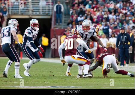 Dic. 11, 2011 - Landover, Maryland, Stati Uniti d'America - NFL di azione di gioco, Landover Md; New England Patriots manualmente l'estremità Aaron Hernandez (81) è in procinto di essere affrontato da Washington Redskins libero di sicurezza Oshiomogho Atogwe (20).Il punteggio finale i patrioti 34 Redskins 27 (Credito Immagine: © Roland Pintilie/Sud Foto Stock