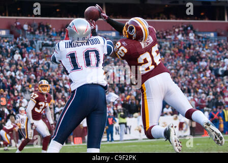 Dic. 11, 2011 - Landover, Maryland, Stati Uniti d'America - NFL di azione di gioco, Landover Md; Washington Redskins cornerback Josh Wilson (26) intercetta touch down pass destinati al New England Patriots wide receiver Tiquan Underwood (10).Il punteggio finale i patrioti 34 Redskins 27 (Credito Immagine: © Roland Pi Foto Stock