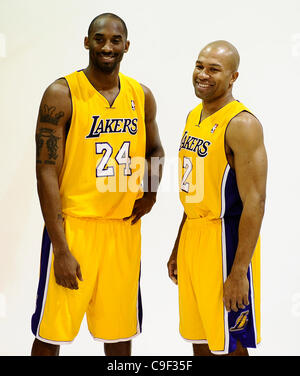 Dic 11,2011 - El Segundo, California, Stati Uniti d'America.(L-R) Lakers Kobe Bryant e Derek Fisher, posa per foto durante l ultimo giorno dei media presso i Lakers training center prima che la stagione del basket inizia a dicembre 25th. (Credito Immagine: © Gene Blevins/ZUMAPRESS.com) Foto Stock