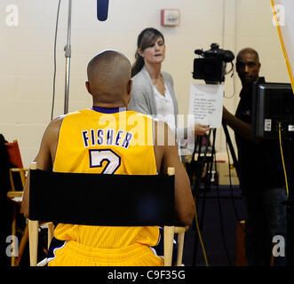 Dic 11,2011 - El Segundo, California, Stati Uniti d'America. Laker Derek Fisher colloqui durante l ultimo giorno dei media presso i Lakers training center prima che la stagione del basket inizia a dicembre 25th. (Credito Immagine: © Gene Blevins/ZUMAPRESS.com) Foto Stock