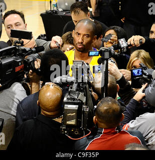 Dic 11,2011 - El Segundo, California, Stati Uniti d'America. Laker Kobe Bryant colloqui durante l ultimo giorno dei media presso i Lakers training center prima che la stagione del basket inizia a dicembre 25th. (Credito Immagine: © Gene Blevins/ZUMAPRESS.com) Foto Stock