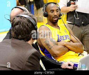 Dic 11,2011 - El Segundo, California, Stati Uniti d'America. Laker Kobe Bryant colloqui durante l ultimo giorno dei media presso i Lakers training center prima che la stagione del basket inizia a dicembre 25th. (Credito Immagine: © Gene Blevins/ZUMAPRESS.com) Foto Stock