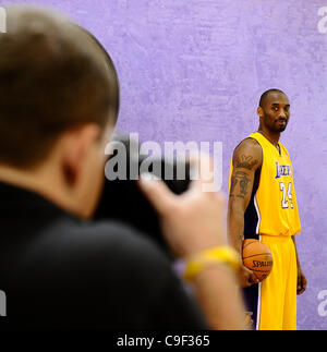 Dic 11,2011 - El Segundo, California, Stati Uniti d'America. Laker Kobe Bryant colloqui durante l ultimo giorno dei media presso i Lakers training center prima che la stagione del basket inizia a dicembre 25th. (Credito Immagine: © Gene Blevins/ZUMAPRESS.com) Foto Stock