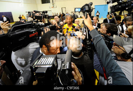 Dic 11,2011 - El Segundo, California, Stati Uniti d'America. Laker Kobe Bryant colloqui durante l ultimo giorno dei media presso i Lakers training center prima che la stagione del basket inizia a dicembre 25th. (Credito Immagine: © Gene Blevins/ZUMAPRESS.com) Foto Stock