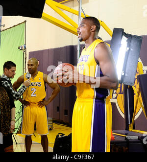 Dic 11,2011 - El Segundo, California, Stati Uniti d'America. (L-R) laghi Derek Fisher e Andrew Bynum talk durante il media day a lakers centro di formazione in El Segundo CA. (Credito Immagine: © Gene Blevins/ZUMAPRESS.com) Foto Stock