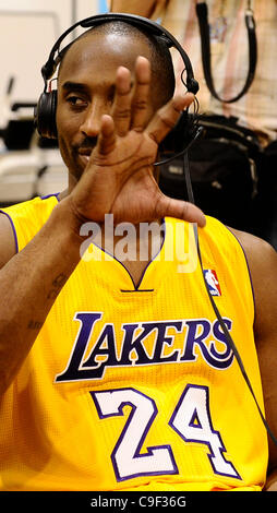 Dic 11,2011 - El Segundo, California, Stati Uniti d'America. Laker Kobe Bryant colloqui durante l ultimo giorno dei media presso i Lakers training center prima che la stagione del basket inizia a dicembre 25th. (Credito Immagine: © Gene Blevins/ZUMAPRESS.com) Foto Stock