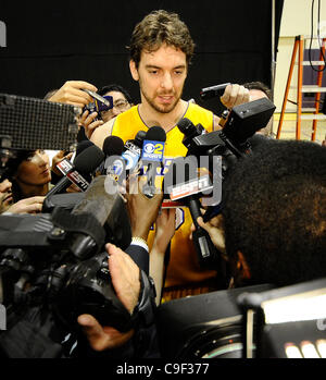 Dic 11,2011 - El Segundo, California, Laker Pau Gasol prende domande durante l ultimo giorno dei media presso i Lakers training center prima che la stagione del basket inizia a dicembre 25th. (Credito Immagine: © Gene Blevins/ZUMAPRESS.com) Foto Stock