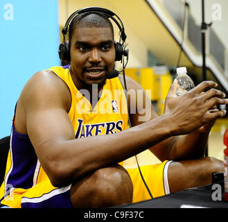 Dic 11,2011 - El Segundo, California, Stati Uniti d'America.Lakers Andrew Bynum colloqui durante l ultimo giorno dei media presso i Lakers training center prima che la stagione del basket inizia a dicembre 25th. El Segundo CA. (Credito Immagine: © Gene Blevins/ZUMAPRESS.com) Foto Stock