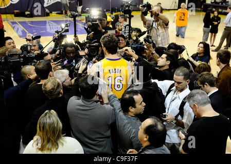 Dic 11,2011 - El Segundo, California, Laker Pau Gasol prende domande durante l ultimo giorno dei media presso i Lakers training center prima che la stagione del basket inizia a dicembre 25th. (Credito Immagine: © Gene Blevins/ZUMAPRESS.com) Foto Stock