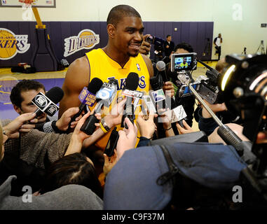 Dic 11,2011 - El Segundo, California, Stati Uniti d'America.Lakers Andrew Bynum colloqui durante l ultimo giorno dei media presso i Lakers training center prima che la stagione del basket inizia a dicembre 25th. El Segundo CA. (Credito Immagine: © Gene Blevins/ZUMAPRESS.com) Foto Stock