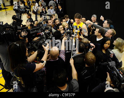 Dic 11,2011 - El Segundo, California, Laker Pau Gasol prende domande durante l ultimo giorno dei media presso i Lakers training center prima che la stagione del basket inizia a dicembre 25th. (Credito Immagine: © Gene Blevins/ZUMAPRESS.com) Foto Stock