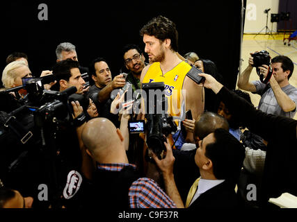 Dic 11,2011 - El Segundo, California, Laker Pau Gasol prende domande durante l ultimo giorno dei media presso i Lakers training center prima che la stagione del basket inizia a dicembre 25th. (Credito Immagine: © Gene Blevins/ZUMAPRESS.com) Foto Stock