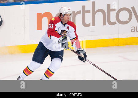 Dicembre 9, 2011 - Buffalo, New York, Stati Uniti - Florida Panthers defenceman Brian Campbell (51) in azione durante il primo periodo di tempo di una partita contro i Buffalo Sabres al primo centro di Niagara. Buffalo ha vinto il gioco in lavoro straordinario 2-1. (Credito Immagine: © Mark Konezny/Southcreek/ZUMAPRESS.com) Foto Stock