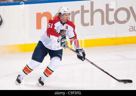 Dicembre 9, 2011 - Buffalo, New York, Stati Uniti - Florida Panthers defenceman Brian Campbell (51) in azione durante il primo periodo di tempo di una partita contro i Buffalo Sabres al primo centro di Niagara. Buffalo ha vinto il gioco in lavoro straordinario 2-1. (Credito Immagine: © Mark Konezny/Southcreek/ZUMAPRESS.com) Foto Stock