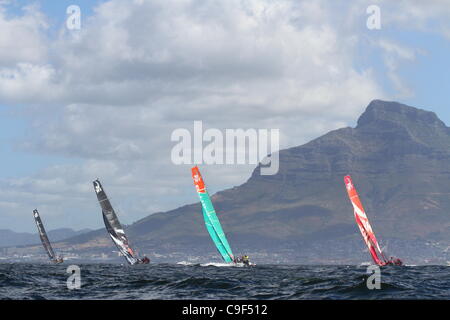 11.12.2011. Cape Town, Sud Africa. Volvo Ocean Race inizio della gamba 2 da Cape Town, Sud Africa ad Abu Dhabi. La voce della flotta per contrassegnare due off Table Bay. Da sinistra a destra - Abu Dhabi, Team Puma, Groupama, Camper Foto Stock