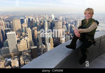 Il 12 Dic. 2011 - Manhattan, New York, Stati Uniti - Ginnasta olimpionica CATHY RIGBY come Peter Pan " Mosche " in cima all'Empire State Building prima di atterrare a teatro presso il Madison Square Garden per 2 settimane. (Credito Immagine: © Bryan Smith/ZUMAPRESS.com) Foto Stock