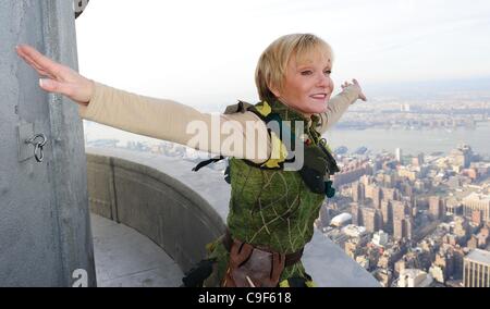 Il 12 Dic. 2011 - Manhattan, New York, Stati Uniti - Ginnasta olimpionica CATHY RIGBY come Peter Pan " Mosche " in cima all'Empire State Building prima di atterrare a teatro presso il Madison Square Garden per 2 settimane. (Credito Immagine: © Bryan Smith/ZUMAPRESS.com) Foto Stock