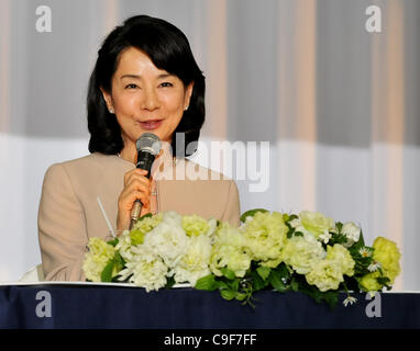 Sayuri Yoshinaga, Nov 29, 2011 : Novembre : Tokyo, Giappone, attrice giapponese Sayuri Yoshinaga appare in una conferenza stampa per il film "Kita no Kanaria tachi' in Tokyo. Foto Stock