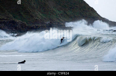 13 dic 2011 - Swansea, Regno Unito - Surfers rendendo la maggior parte della pesante surf la laminazione in Langland Bay, Swansea questa mattina come il Galles del Sud Costa è colpita dal forte vento e pioggia come gli avvisi meteo sono rimasti sul posto. Foto Stock