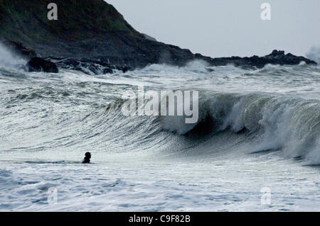 13 dic 2011 - Swansea, Regno Unito - Surfers rendendo la maggior parte della pesante surf la laminazione in Langland Bay, Swansea questa mattina come il Galles del Sud Costa è colpita dal forte vento e pioggia come gli avvisi meteo sono rimasti sul posto. Foto Stock