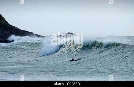 13 dic 2011 - Swansea, Regno Unito - Surfers rendendo la maggior parte della pesante surf la laminazione in Langland Bay, Swansea questa mattina come il Galles del Sud Costa è colpita dal forte vento e pioggia come gli avvisi meteo sono rimasti sul posto. Foto Stock